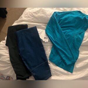 Beyond yoga bundle xs/s NWT top and 2 NWOT leggings